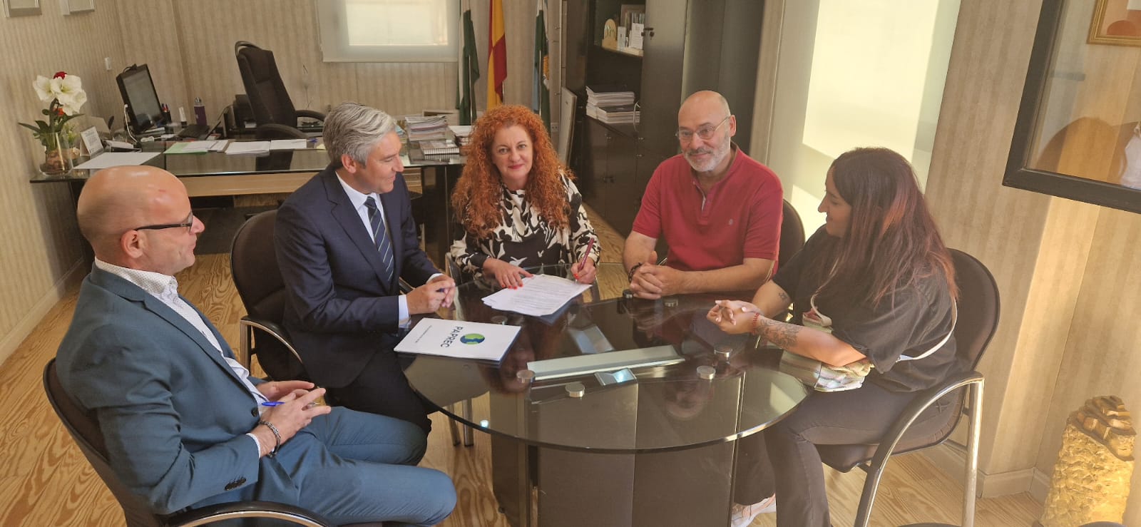 La alcaldesa de Salobrea firma el nuevo contrato de limpieza que entra en vigor a partir del 1 de junio 
